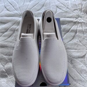 Skechers Women’s size 8 Classic White Slip-Ons
